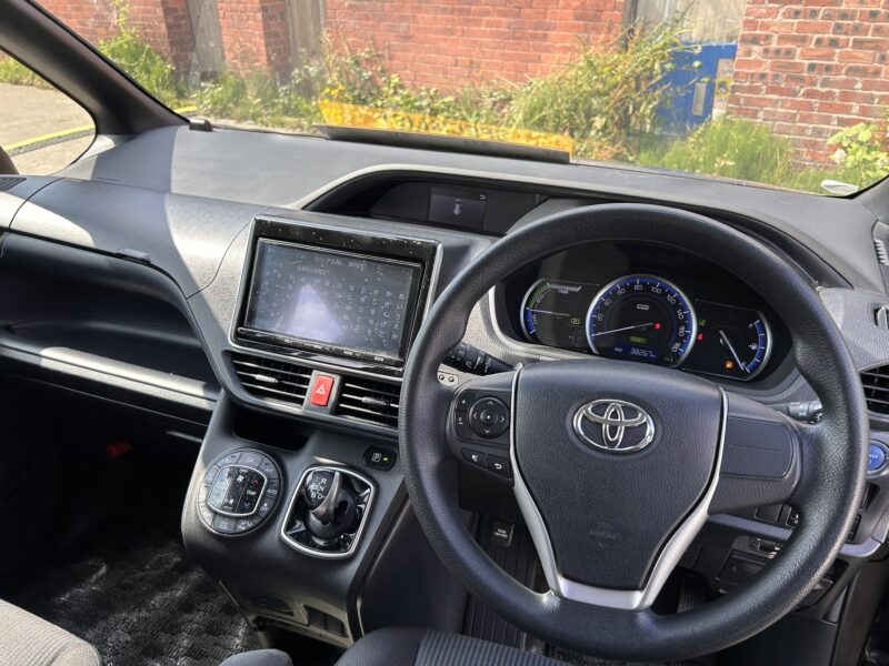 TOYOTA VOXY 2017 hybrid petrol automatic euro6 7 seats