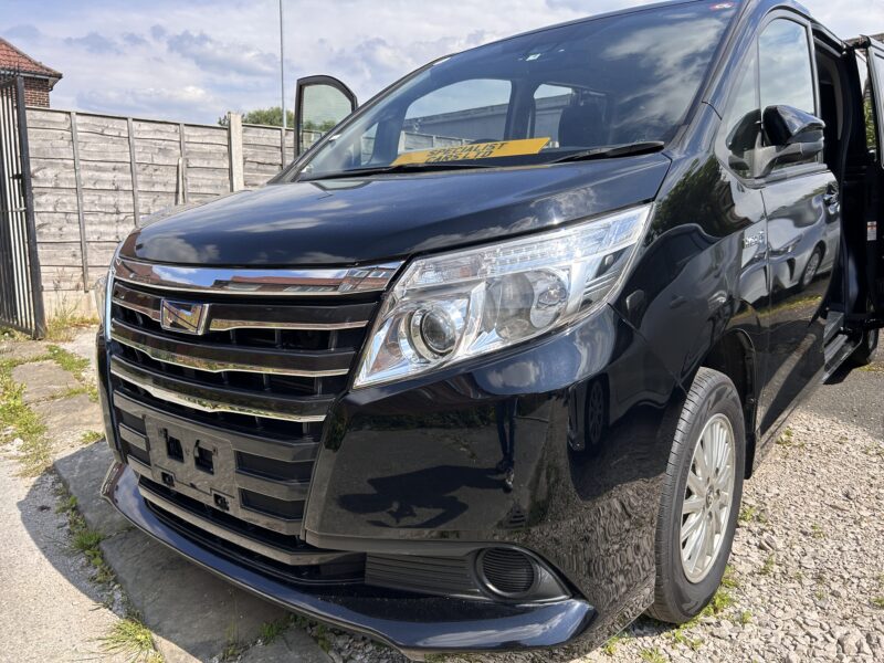 TOYOTA VOXY 2017 hybrid petrol automatic euro6 7 seats