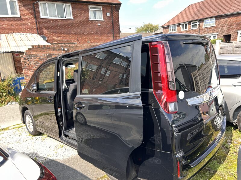 TOYOTA VOXY 2017 hybrid petrol automatic euro6 7 seats