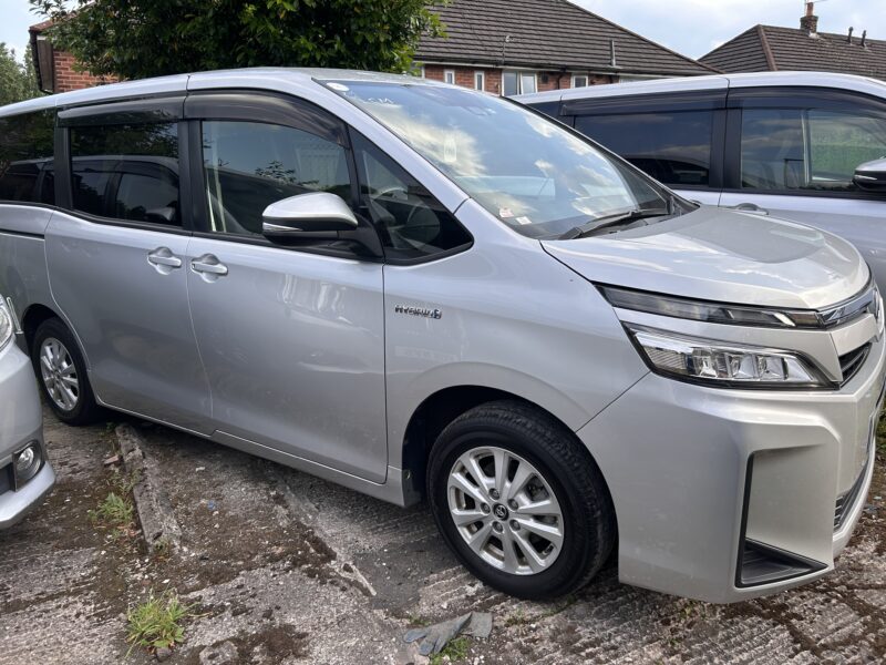 TOYOTA VOXY 2018 hybrid 7 seats MPV ULEZ FREE