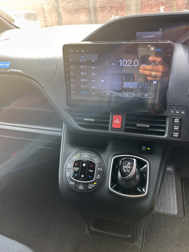 TOYOTA VOXY 2018 hybrid 7 seats MPV ULEZ FREE