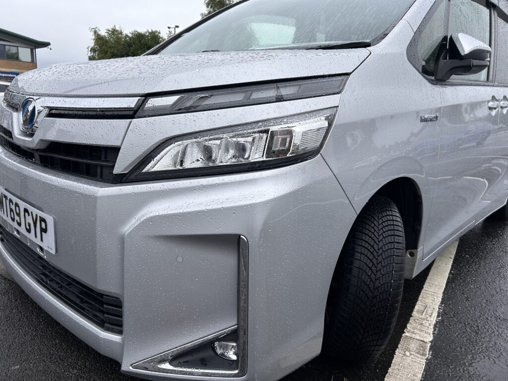 Toyota voxy hybrid 1.8 7 seats MPV 2019 silver