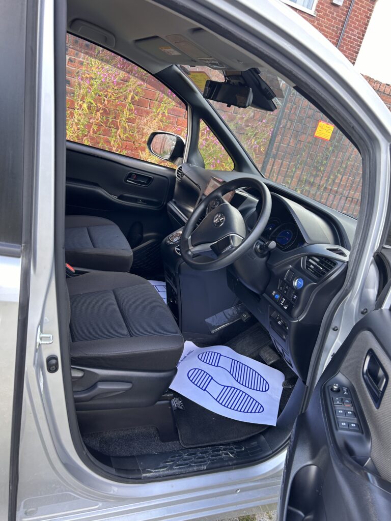 Toyota Voxy 2020 new shape 1.8 hybrid 7 seats