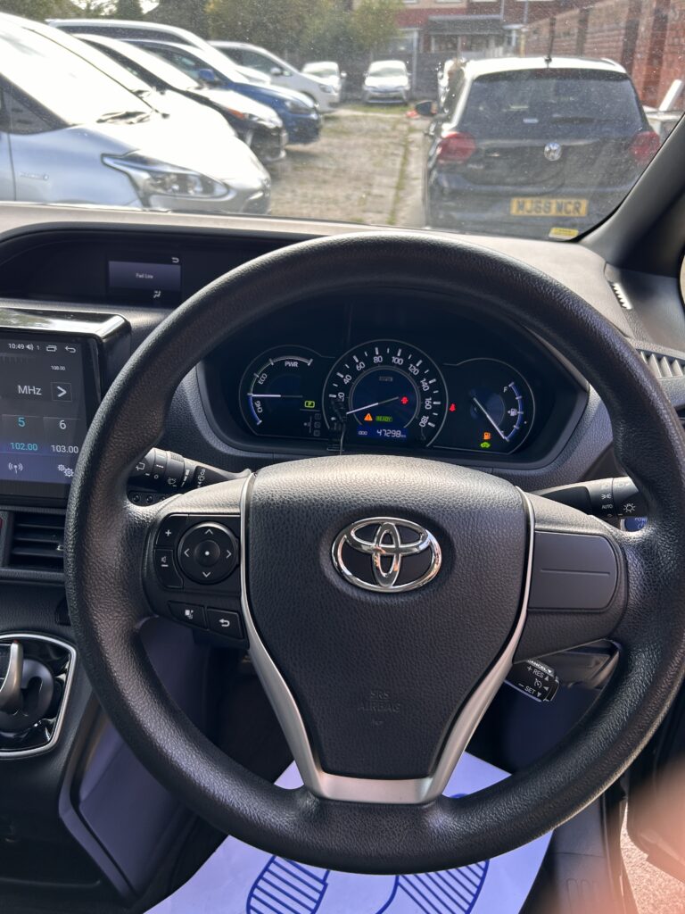 VOXY HYBRID 7 seats Euro6 ULEZ FREE 1.8