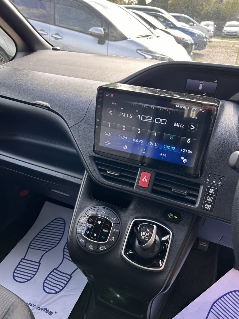 VOXY HYBRID 7 seats Euro6 ULEZ FREE 1.8