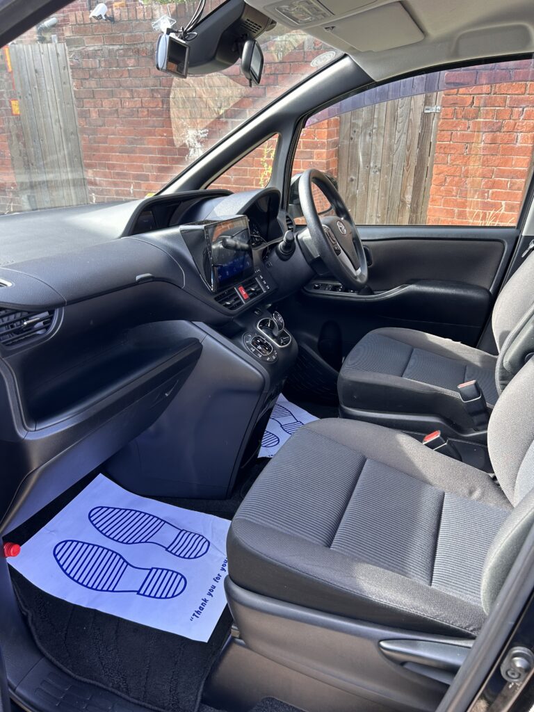VOXY HYBRID 7 seats Euro6 ULEZ FREE 1.8