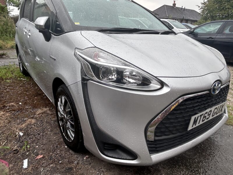 Toyota Sienta 2020 silver 1.5 hybrid MPV