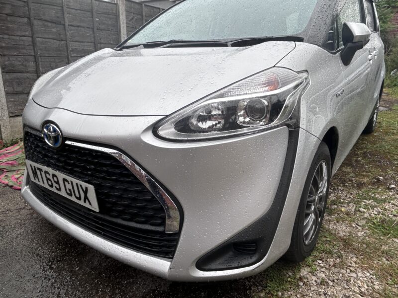 Toyota Sienta 2020 silver 1.5 hybrid MPV