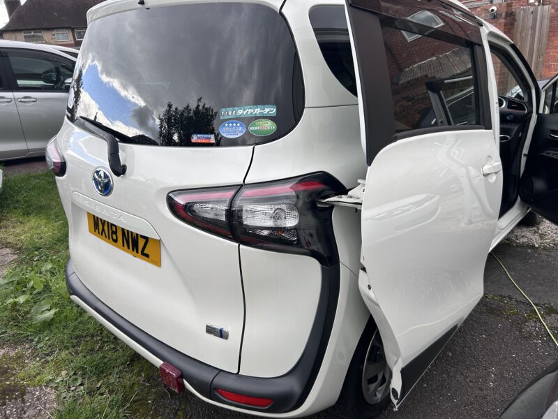 Toyota Sienta Hybrid 2018 white