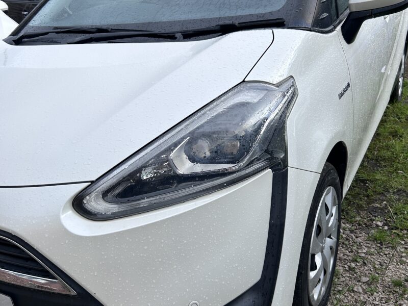 Toyota Sienta Hybrid 2018 white